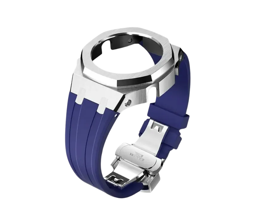 Boîtier de montre en acier poli argenté avec bracelet en silicone bleu, équipé d'une boucle déployante pour une fixation sécurisée.