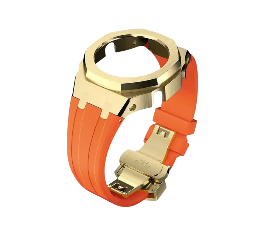 Boîtier de montre doré avec une lunette octogonale et un bracelet en silicone orange vif, combinant élégance et style audacieux.