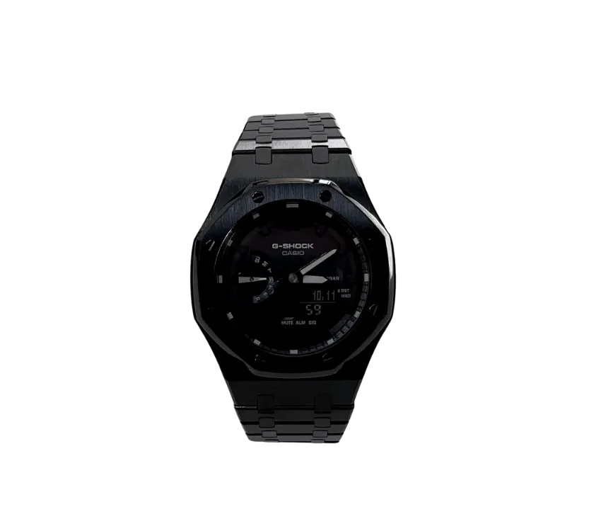 Montre Casio G-Shock entièrement noire avec un bracelet en métal et un cadran numérique foncé.
