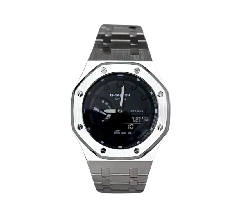 Montre Casio G-Shock avec boîtier en acier inoxydable argenté et bracelet assorti, cadran noir affichant diverses fonctionnalités.