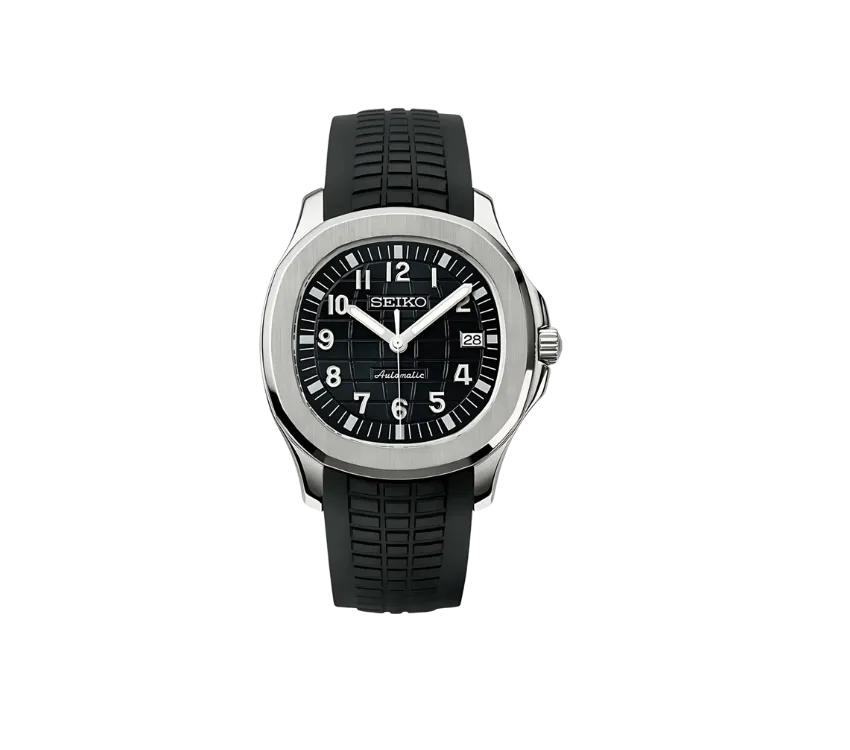 Montre Seiko avec cadran noir texturé, chiffres blancs, guichet de date à 3 heures, boîtier en acier inoxydable et bracelet en silicone noir.