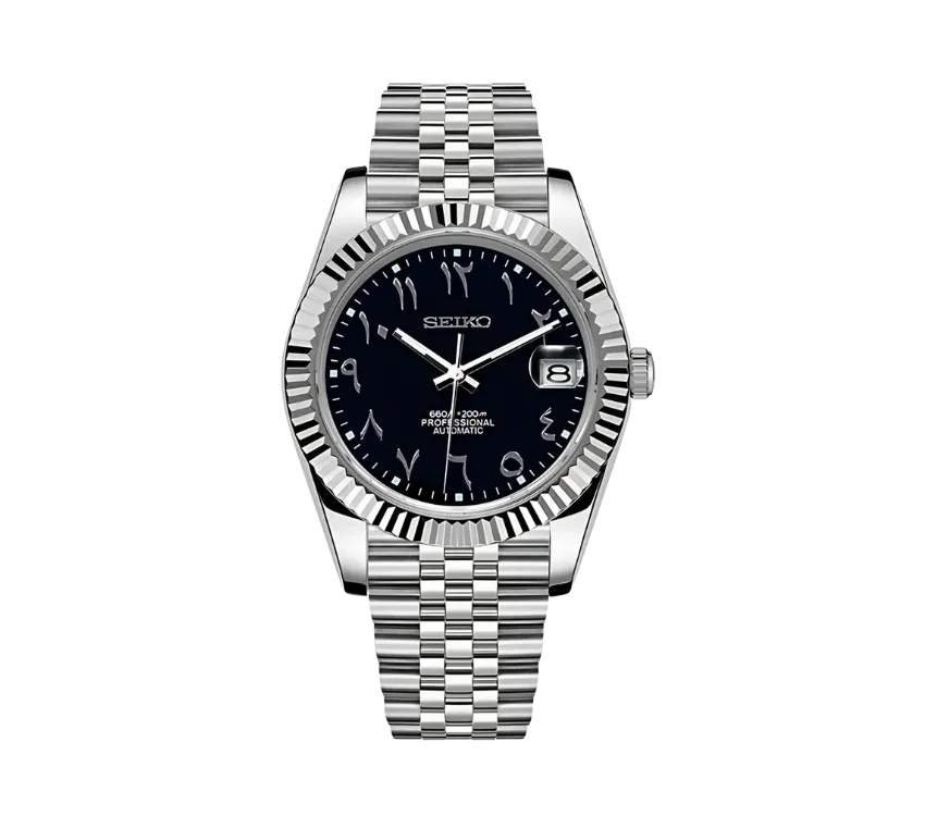 Montre Seiko avec cadran noir et chiffres arabes argentés, guichet de date avec loupe à 3 heures, lunette crantée en acier inoxydable et bracelet à maillons jubilé en acier poli.
