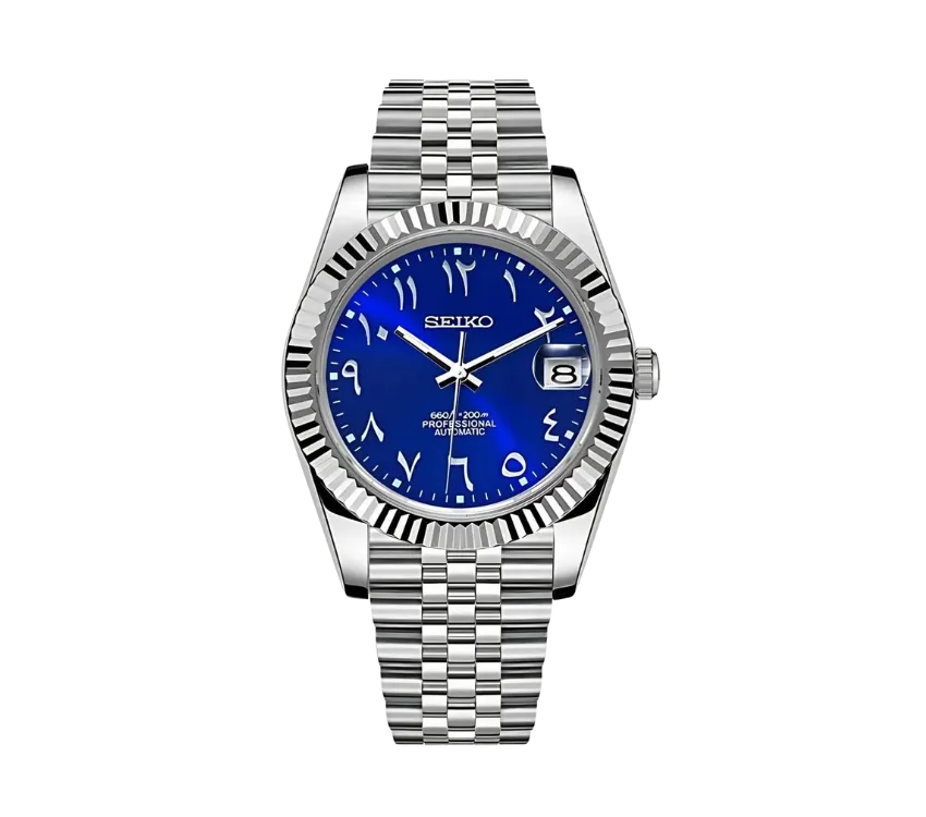 Montre Seiko avec cadran bleu vibrant et chiffres stylisés, bracelet en acier inoxydable argenté et lunette texturée, offrant un design élégant et professionnel avec affichage de la date.
