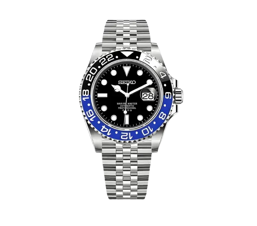 Montre Seiko automatique avec cadran noir, lunette bicolore bleu et noir affichant les 24 heures, indicateur de date à 3 heures et bracelet en acier inoxydable. Un style robuste et élégant pour les amateurs de montres professionnelles.
