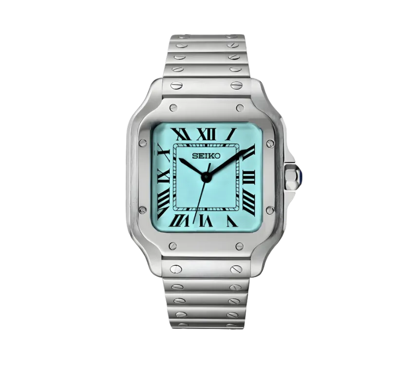 Montre Seiko avec boîtier carré en acier inoxydable, cadran bleu clair lumineux avec chiffres romains noirs, aiguilles noires élégantes et bracelet en acier inoxydable brossé. Design moderne et épuré.