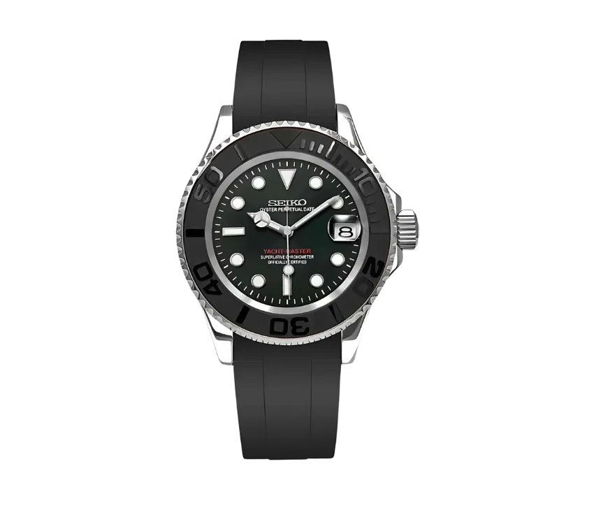 Montre Seiko Yacht-Master avec cadran noir profond, lunette rotative noire et bracelet en caoutchouc noir. Dotée d'un affichage de la date à 3 heures et d'une étanchéité exceptionnelle, cette montre combine élégance sportive et performances nautiques.