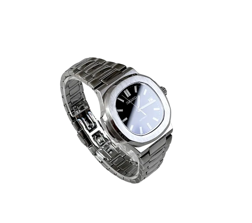 L'image montre une montre-bracelet automatique Seiko avec un cadran noir brillant et un bracelet en acier inoxydable poli. La montre est affichée en angle, mettant en valeur les détails de son boîtier et de son cadran élégant.