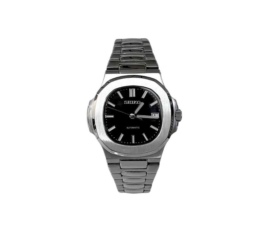 Montre automatique Seiko avec cadran noir, index et aiguilles argentés, boîtier en acier inoxydable brossé, bracelet en métal assorti et affichage de la date à 3 heures.