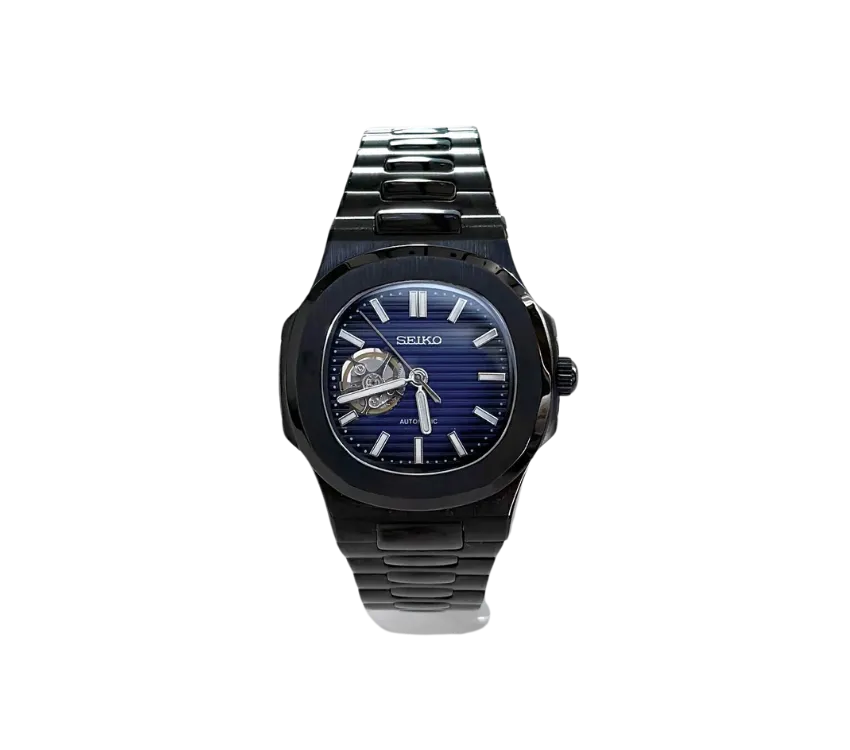 L'image montre une montre-bracelet automatique Seiko avec un cadran bleu foncé texturé et un bracelet en acier noir. Le cadran met en valeur un design ouvert qui expose une partie du mécanisme interne, ajoutant une touche sophistiquée et moderne au style classique de la montre.