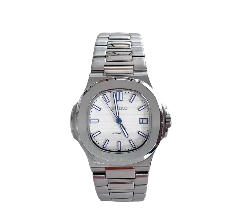Montre automatique Seiko avec un cadran blanc texturé, index et aiguilles bleus, boîtier en acier inoxydable, bracelet en acier inoxydable, et affichage de la date.