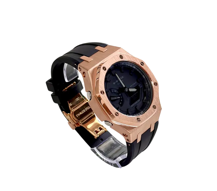 Montre Casio G-Shock avec lunette en or rose, cadran noir et bracelet noir vue de côté.