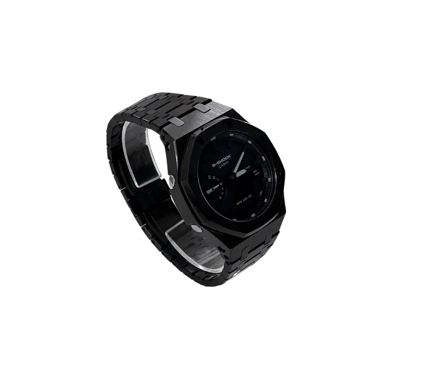 Montre Casio G-Shock entièrement noire avec un bracelet en métal et un cadran numérique foncé, vue de côté.