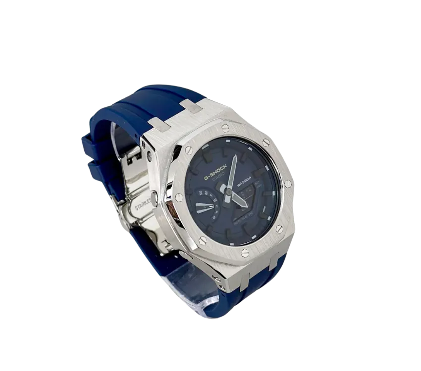 Montre Casio G-Shock avec boîtier en acier inoxydable argenté et bracelet bleu, cadran noir affichant l'heure et d'autres fonctionnalités.
