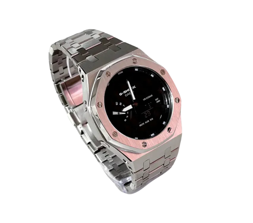 Montre Casio G-Shock en acier inoxydable avec un cadran noir, boîtier octogonal et bracelet métallique argenté, design élégant et robuste.