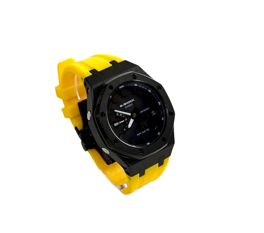Montre Casio G-Shock vue en angle, cadran noir, lunette noire et bracelet jaune.