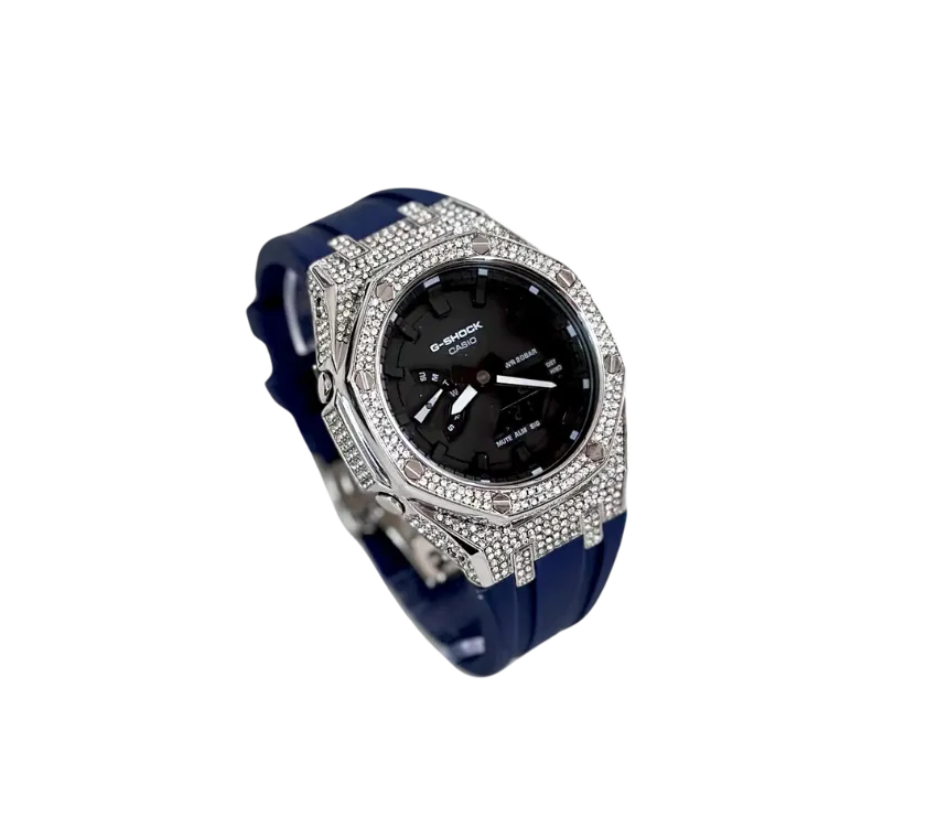 Montre Casio G-Shock sertie de cristaux brillants, cadran noir avec fonctions avancées et bracelet en silicone bleu pour une combinaison parfaite de luxe et de robustesse.