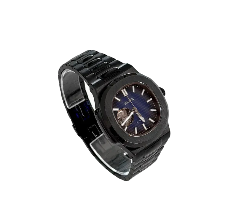 L'image montre une montre-bracelet automatique Seiko avec un cadran bleu foncé texturé, doté d'une ouverture exposant le mécanisme interne. Elle est associée à un bracelet en acier noir, offrant une vue en perspective qui met en valeur le design élégant et moderne de la montre.