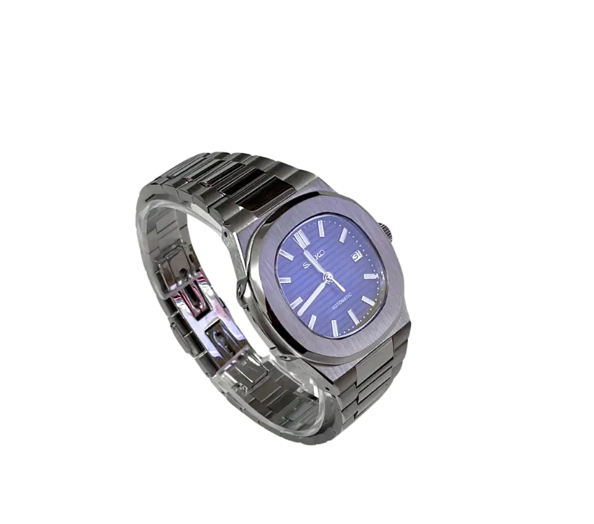 Montre Seiko automatique en acier inoxydable avec cadran bleu et bracelet en métal vue en perspective.