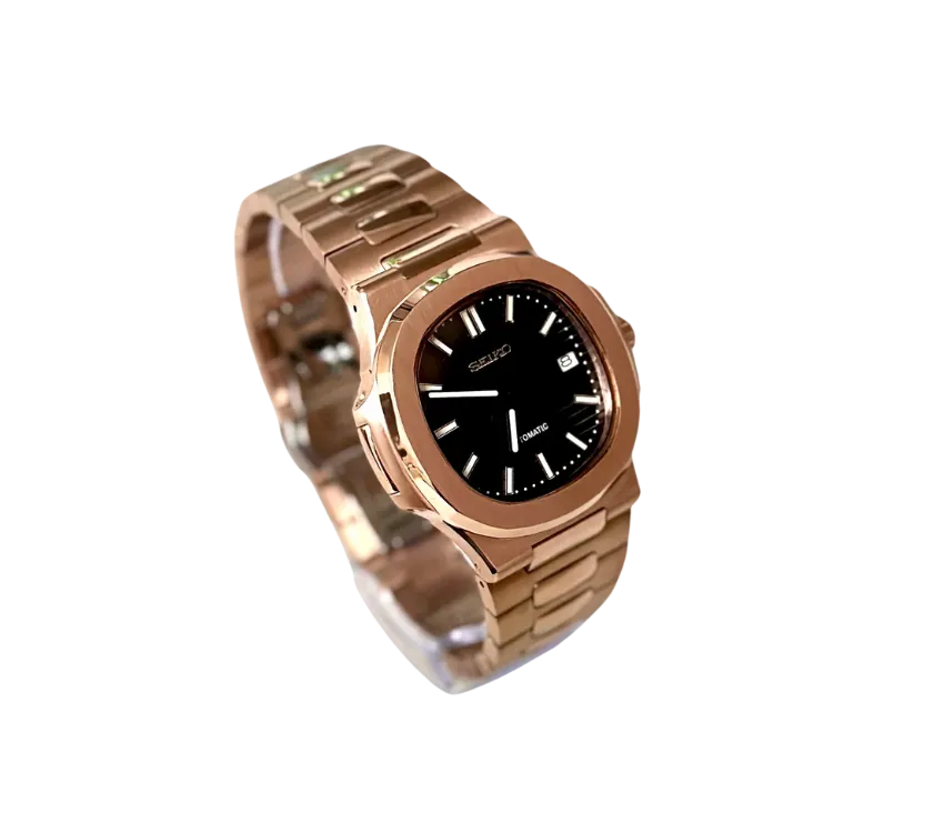 Montre automatique Seiko avec cadran noir élégant, boîtier et bracelet en finition or rose, vue de trois quarts.