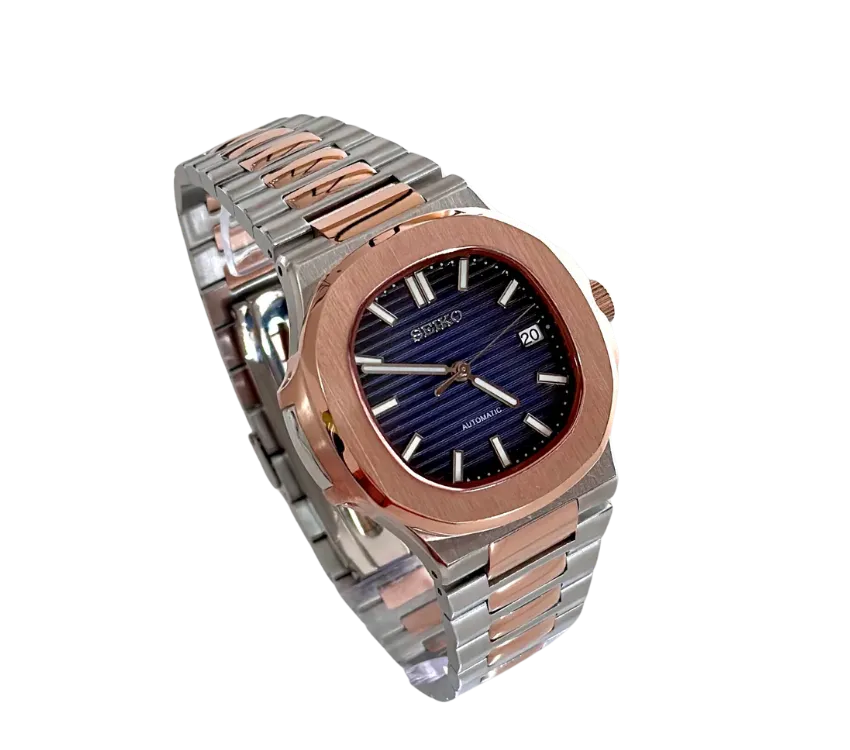 Montre Seiko automatique vue en angle, avec un cadran bleu profond texturé, boîtier en acier inoxydable et lunette en or rose, bracelet bicolore en acier inoxydable et or rose, et affichage de la date.