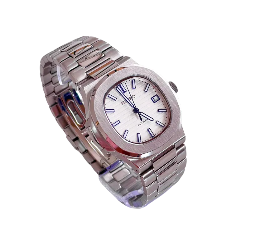 Montre automatique Seiko vue en angle, avec un cadran blanc texturé, index et aiguilles bleus, boîtier en acier inoxydable, bracelet assorti, et affichage de la date.