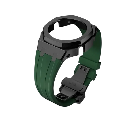 Boîtier de montre noir mat avec bracelet en silicone vert, doté d'une boucle déployante pour un style audacieux et sécurisé.