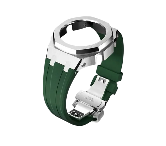 Bracelet de montre en acier inoxydable argenté avec une lunette octogonale polie et un bracelet en silicone vert, doté d'une boucle déployante pour un ajustement sécurisé et élégant.