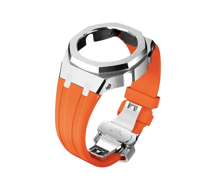 Il s'agit d'un bracelet de montre en silicone orange vif avec un boîtier en acier inoxydable argenté. Le design moderne et robuste est complété par une boucle déployante sécurisée.