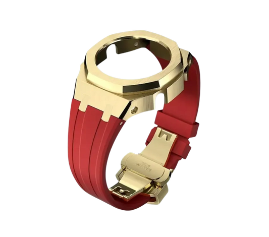 Bracelet de montre en silicone rouge avec un boîtier doré brillant et une boucle déployante dorée, offrant un design élégant et luxueux.