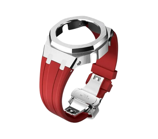 Bracelet de montre en silicone rouge avec boîtier en acier inoxydable poli et boucle déployante, conçu pour un look sportif et élégant.