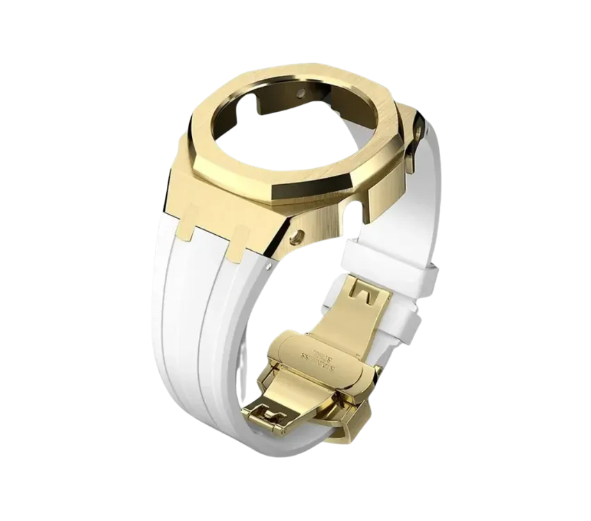 Boîtier de montre en finition or poli avec un bracelet en silicone blanc élégant, alliant sophistication et confort.