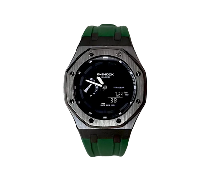 Montre Casio G-Shock élégante avec cadran noir, boîtier en métal brossé et bracelet en silicone vert, combinant style et durabilité pour une utilisation quotidienne.