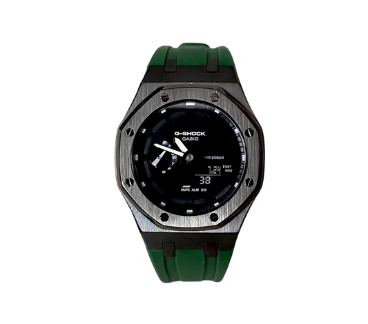 Montre Casio G-Shock élégante avec cadran noir, boîtier en métal brossé et bracelet en silicone vert, combinant style et durabilité pour une utilisation quotidienne.