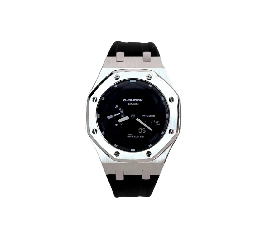 Montre Casio G-Shock avec un cadran noir brillant, boîtier en métal argenté robuste et bracelet en silicone noir, combinant élégance et durabilité pour un style polyvalent.