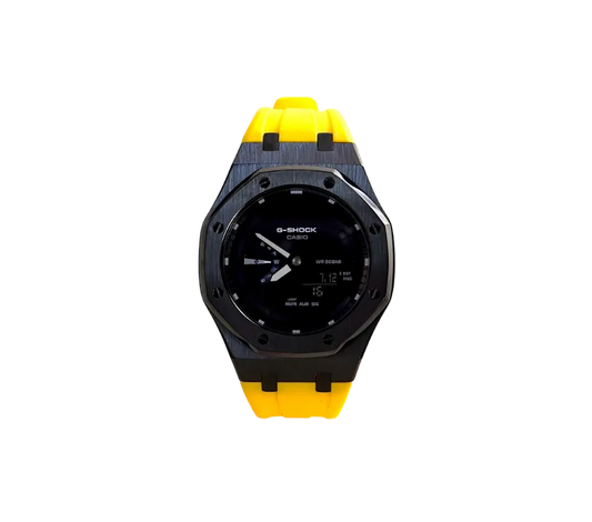 Montre Casio G-Shock avec cadran noir, lunette noire et bracelet jaune.
