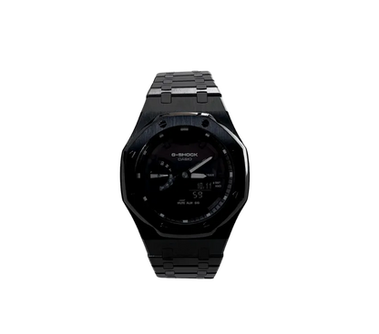 Montre Casio G-Shock entièrement noire avec un bracelet en métal et un cadran numérique foncé.