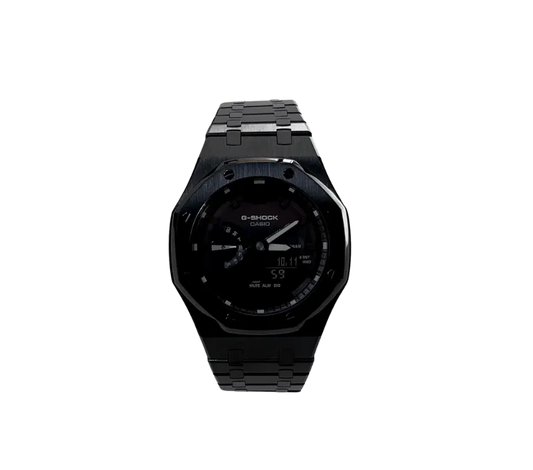 Montre Casio G-Shock entièrement noire avec un bracelet en métal et un cadran numérique foncé.