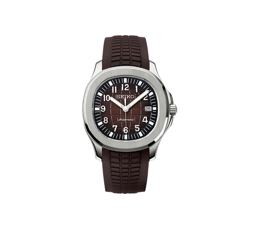 Montre Seiko avec cadran marron texturé, chiffres blancs, guichet de date à 3 heures, boîtier en acier inoxydable et bracelet en silicone marron.