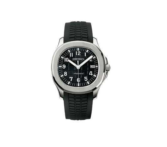 Montre Seiko avec cadran noir texturé, chiffres blancs, guichet de date à 3 heures, boîtier en acier inoxydable et bracelet en silicone noir.