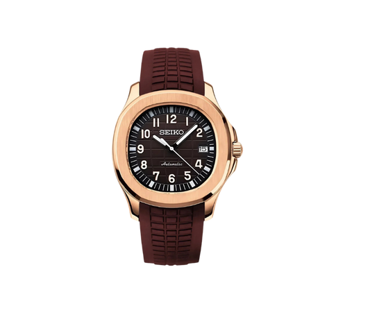 Montre Seiko avec boîtier plaqué or rose, cadran marron texturé avec chiffres blancs, guichet de date à 3 heures, et bracelet en silicone marron assorti.