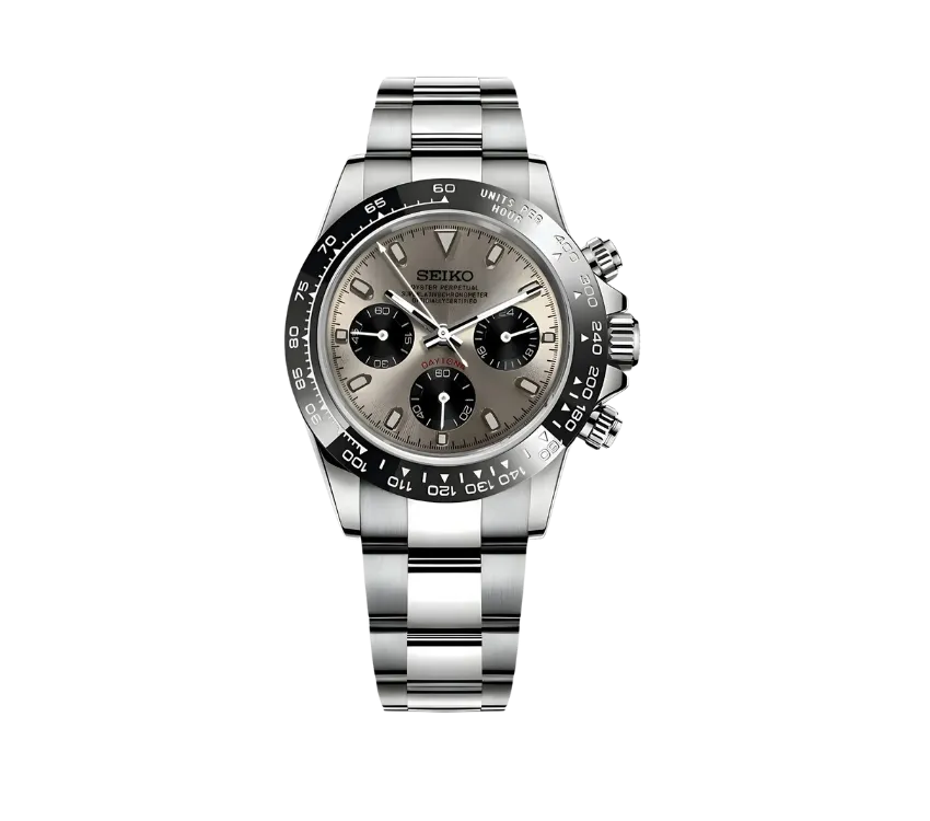 Montre Seiko chronographe avec cadran gris argenté, trois sous-cadrans noirs contrastants, lunette noire graduée et bracelet en acier inoxydable. Un design élégant et intemporel alliant style et fonctionnalité.