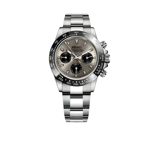 Montre Seiko chronographe avec cadran gris argenté, trois sous-cadrans noirs contrastants, lunette noire graduée et bracelet en acier inoxydable. Un design élégant et intemporel alliant style et fonctionnalité.