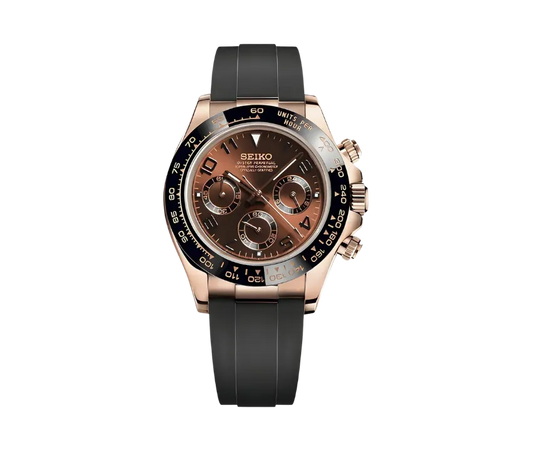 Montre Seiko chronographe avec cadran bronze élégant, trois sous-cadrans assortis, lunette noire graduée et bracelet en silicone noir. Un design luxueux et moderne avec des finitions en or rose pour une allure raffinée.