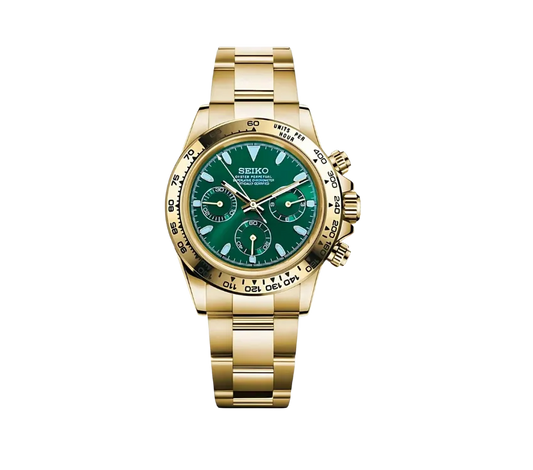 Montre Seiko chronographe avec cadran vert éclatant, trois sous-cadrans assortis, lunette graduée et bracelet en acier inoxydable finition dorée. Une pièce luxueuse et sophistiquée pour un style audacieux.