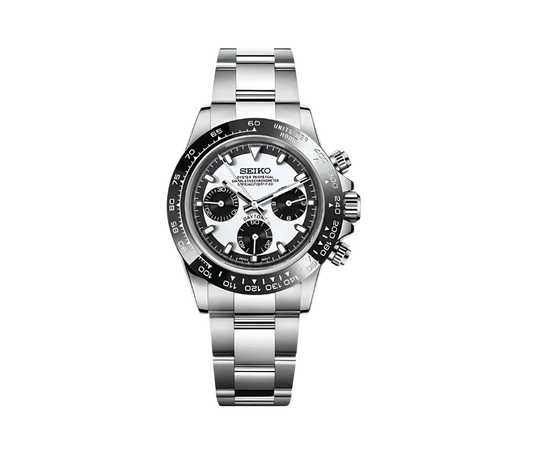 Montre Seiko chronographe avec cadran blanc, trois sous-cadrans noirs contrastants, lunette noire graduée et bracelet en acier inoxydable. Une montre élégante et sportive pour un style intemporel.