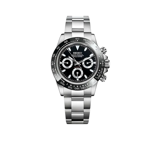 Montre Seiko chronographe avec cadran noir élégant, trois sous-cadrans contrastants, lunette noire graduée et bracelet en acier inoxydable. Une combinaison parfaite de style et de performance.
