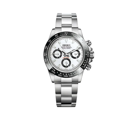 Montre Seiko chronographe avec cadran blanc nacré, trois sous-cadrans noirs, lunette noire graduée et bracelet en acier inoxydable. Une montre alliant sportivité et élégance pour un style polyvalent.