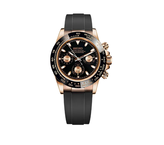 Montre Seiko chronographe avec cadran noir, trois sous-cadrans dorés, lunette noire graduée et bracelet en silicone noir. Un design sportif et raffiné avec des finitions en or rose pour une élégance moderne.