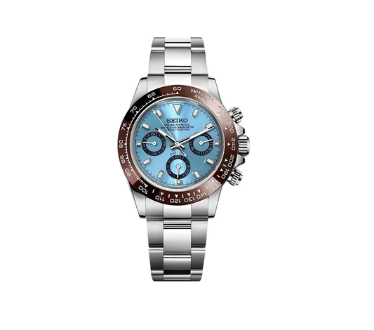 Montre Seiko chronographe avec cadran bleu glacier, trois sous-cadrans fonctionnels, lunette marron graduée et bracelet en acier inoxydable. Un mélange de sophistication et de performance pour un style unique.