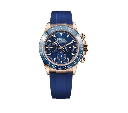 Montre Seiko chronographe avec cadran bleu profond, trois sous-cadrans assortis, lunette bleue graduée et bracelet en silicone bleu. Finitions en or rose pour un design luxueux et moderne.